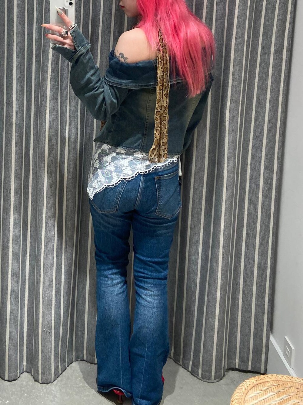 ブルー系のデニムパンツ、レッド系のサンダル、ブルー系のその他トップスを着用したレディースの春コーディネートの2枚目の写真