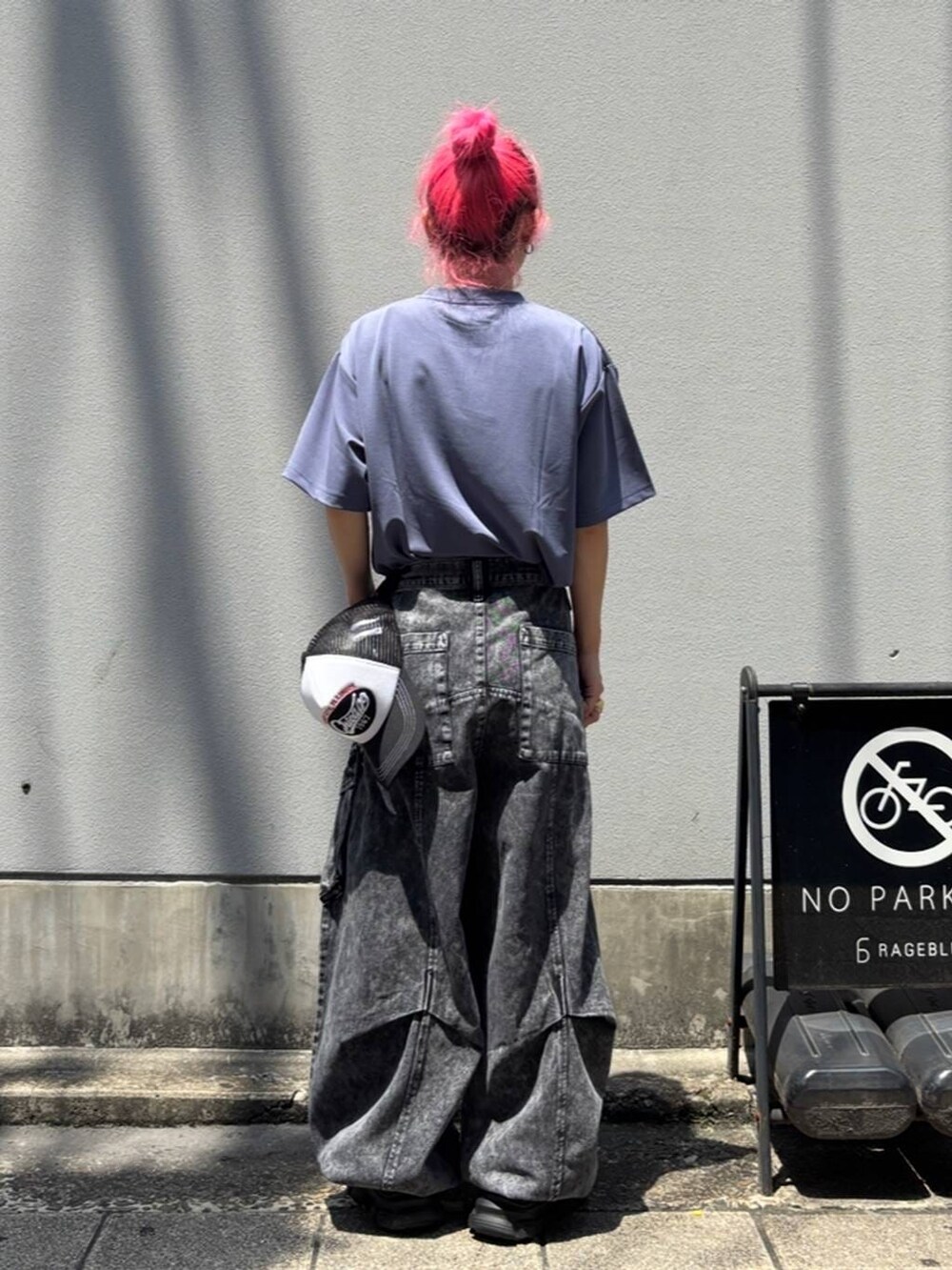 ブラック系のサンダル、ブルー系のTシャツ/カットソー、ブラック系のキャップを着用したレディースの夏コーディネートの3枚目の写真