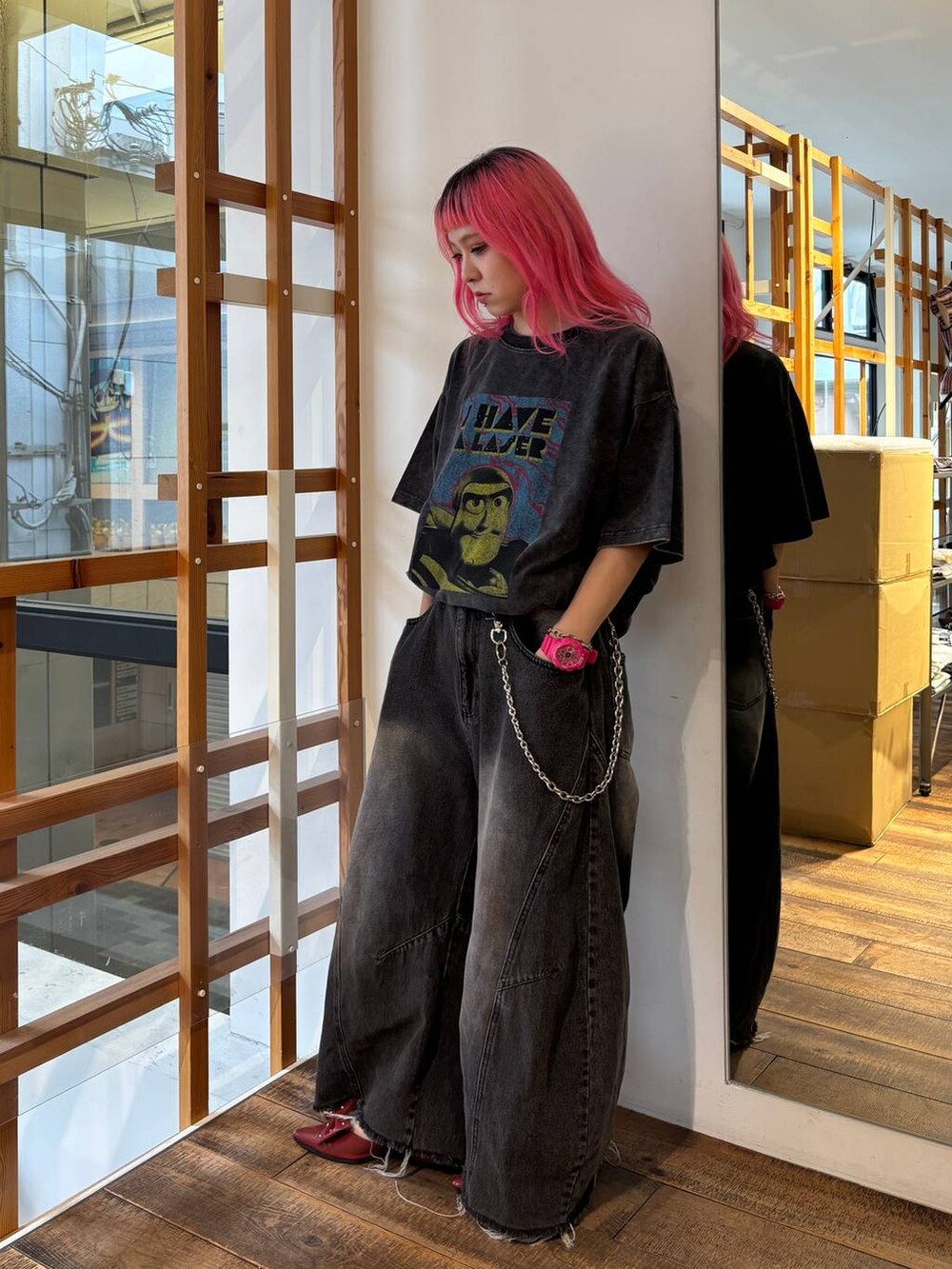 グレー系のTシャツ/カットソー、ブラック系のデニムパンツ、シルバー系のウォレットチェーンを着用したレディースの夏コーディネートの4枚目の写真