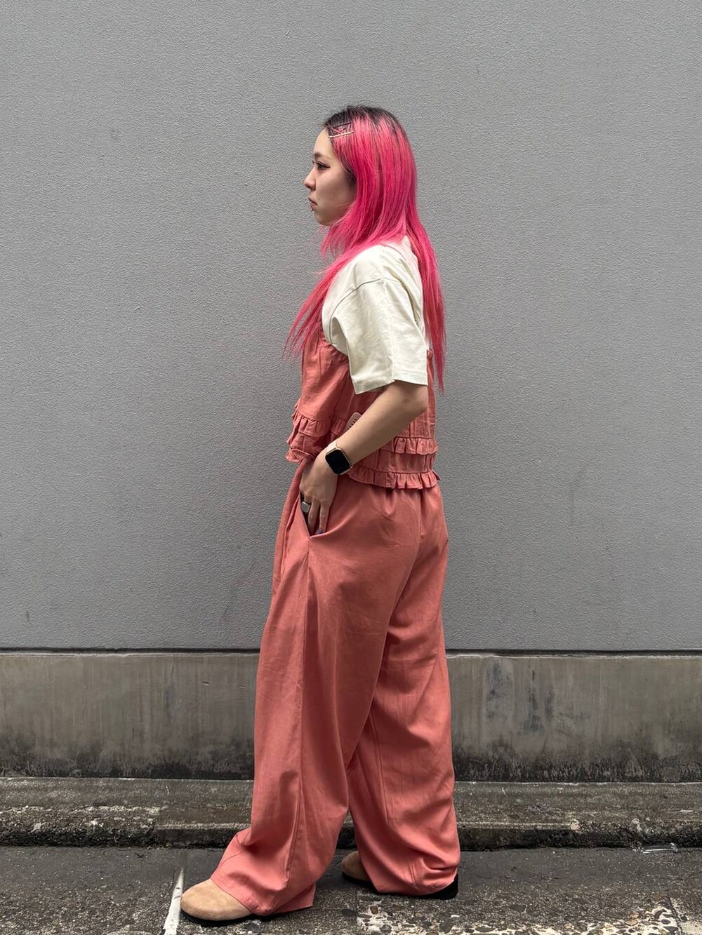 ベージュ系のモカシン/デッキシューズ、ホワイト系のTシャツ/カットソー、レッド系のキャミソールを着用したレディースの春コーディネートの3枚目の写真
