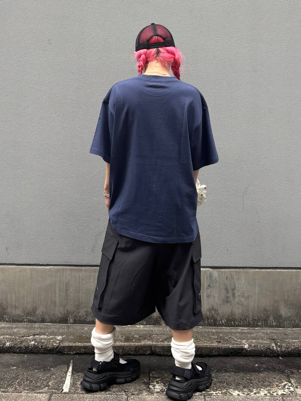 ブラック系のサンダル、グレー系のカーゴパンツ、ブルー系のTシャツ/カットソーを着用したレディースの春コーディネートの4枚目の写真