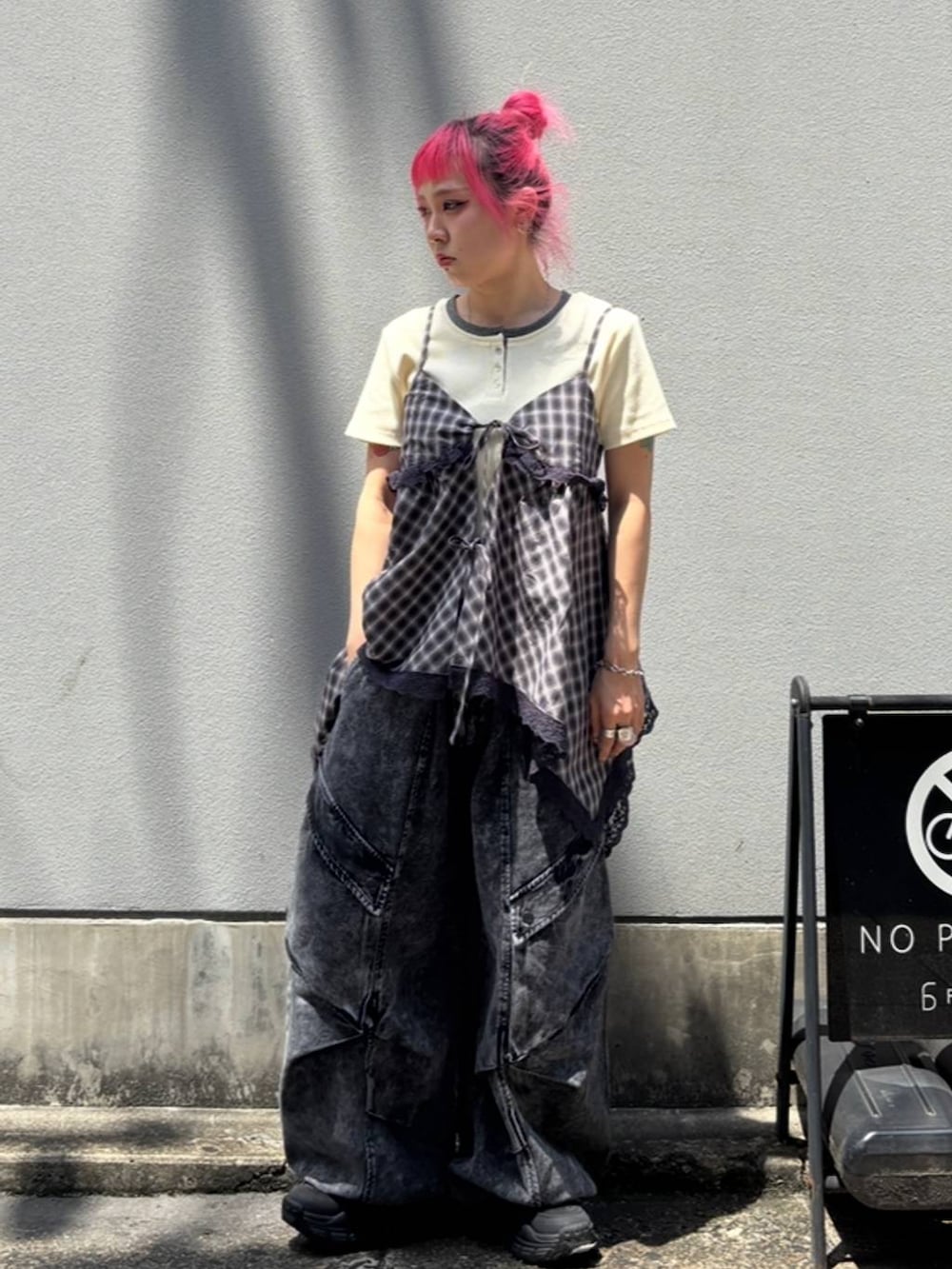 ブラック系のサンダル、ホワイト系のTシャツ/カットソー、ブルー系のキャミソールを着用したレディースの夏コーディネートの2枚目の写真