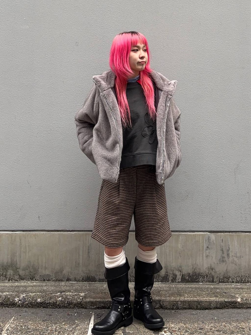 ブラック系のブーツ、グレー系のブルゾン、ブラック系のスウェットを着用したレディースの冬コーディネートの3枚目の写真