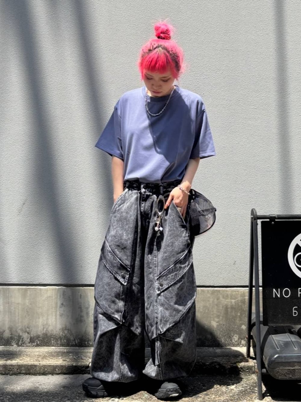 ブラック系のサンダル、ブルー系のTシャツ/カットソー、ブラック系のキャップを着用したレディースの夏コーディネートの6枚目の写真