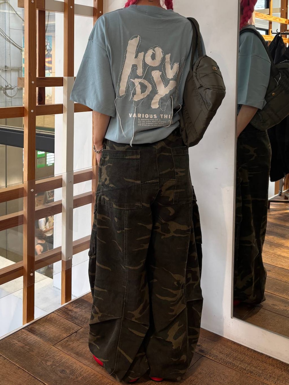 ブルー系のTシャツ/カットソー、レッド系のパンプス、グリーン系のその他パンツを着用したレディースの夏コーディネートの5枚目の写真