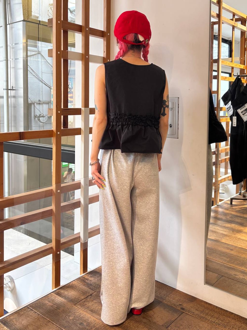 レッド系のパンプス、ホワイト系のタンクトップ、グレー系のスウェットパンツを着用したレディースの夏コーディネートの5枚目の写真