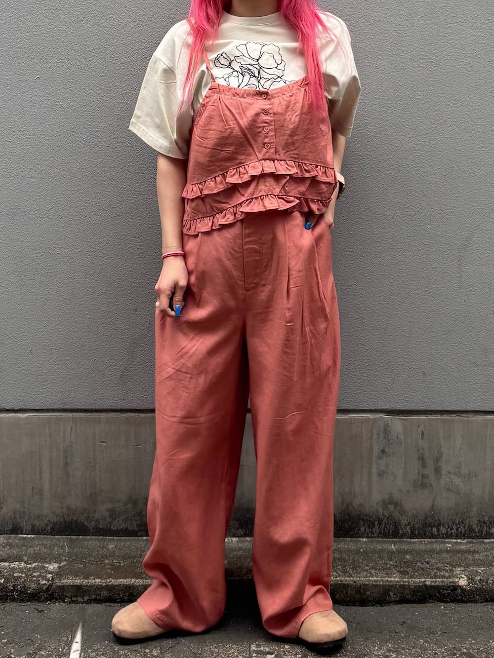 ベージュ系のモカシン/デッキシューズ、ホワイト系のTシャツ/カットソー、レッド系のキャミソールを着用したレディースの春コーディネートの6枚目の写真
