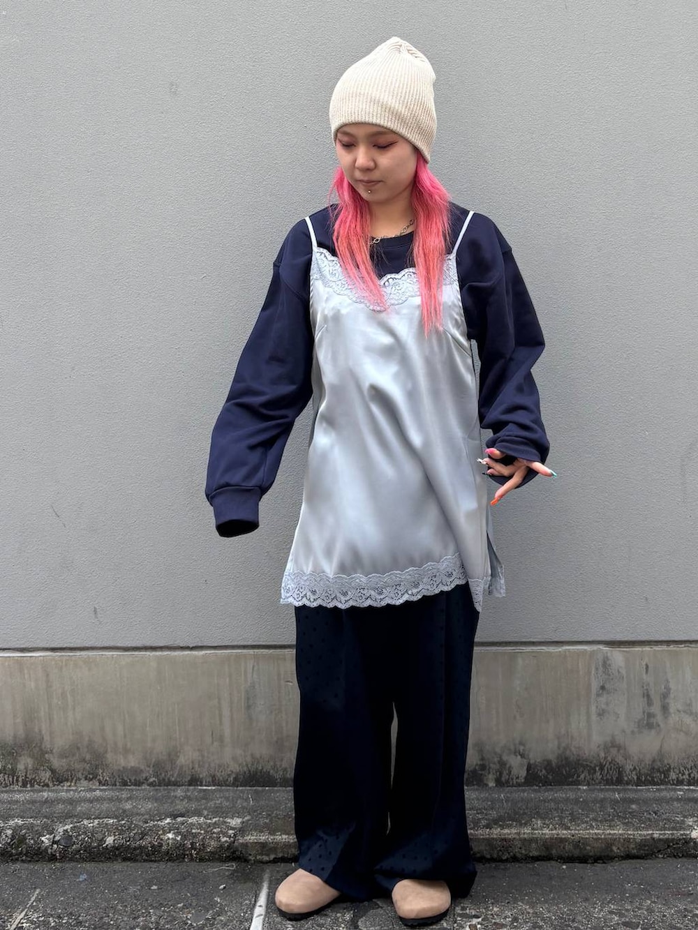 ブルー系のスラックス、ブルー系のキャミソール、ブルー系のスウェットを着用したレディースの春コーディネートの3枚目の写真