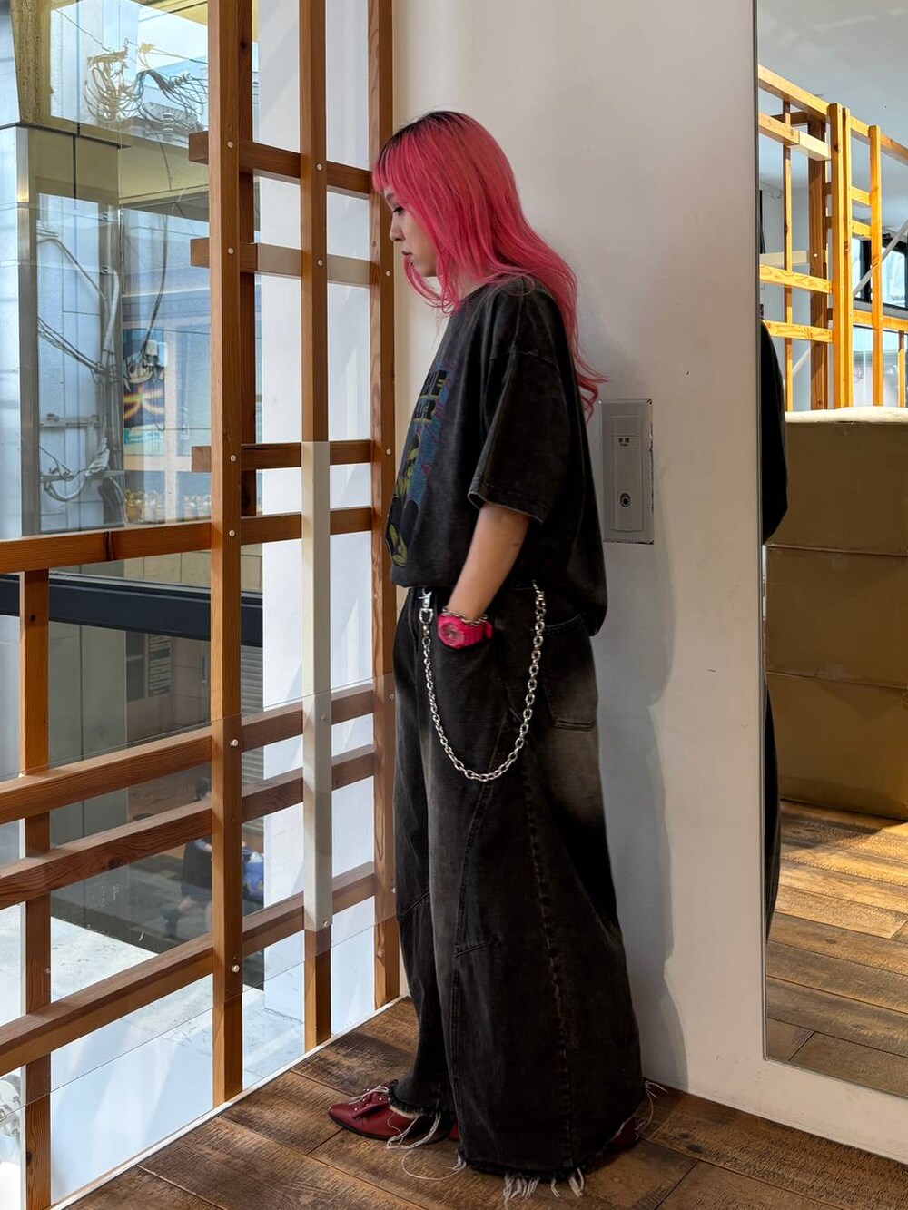 グレー系のTシャツ/カットソー、ブラック系のデニムパンツ、シルバー系のウォレットチェーンを着用したレディースの夏コーディネートの5枚目の写真