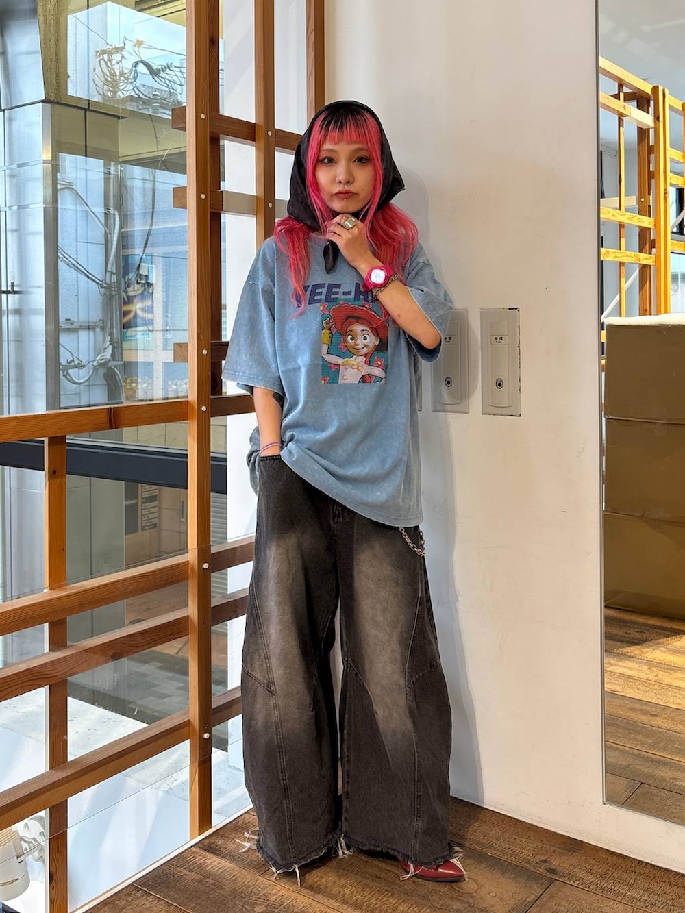 ブルー系のTシャツ/カットソー、ブラック系のデニムパンツを着用したレディースの夏コーディネートの2枚目の写真