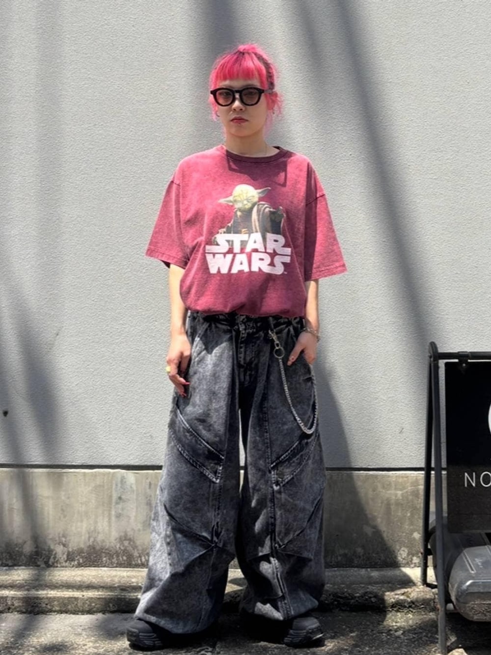 レッド系のTシャツ/カットソーを着用したレディースの夏コーディネートの7枚目の写真