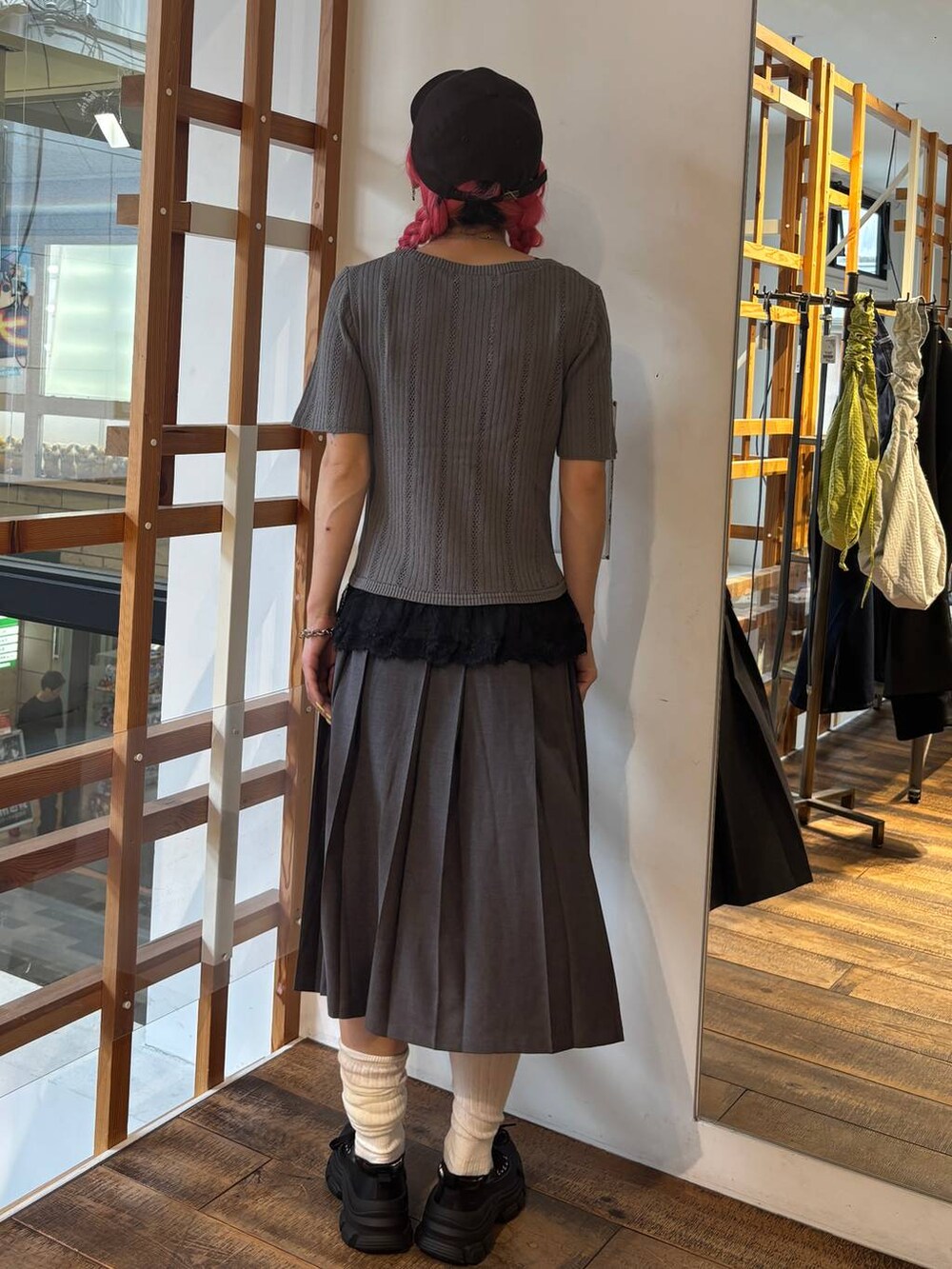 ブラック系のスリッポン、グレー系のTシャツ/カットソー、グレー系のスカートを着用したレディースの夏コーディネートの6枚目の写真