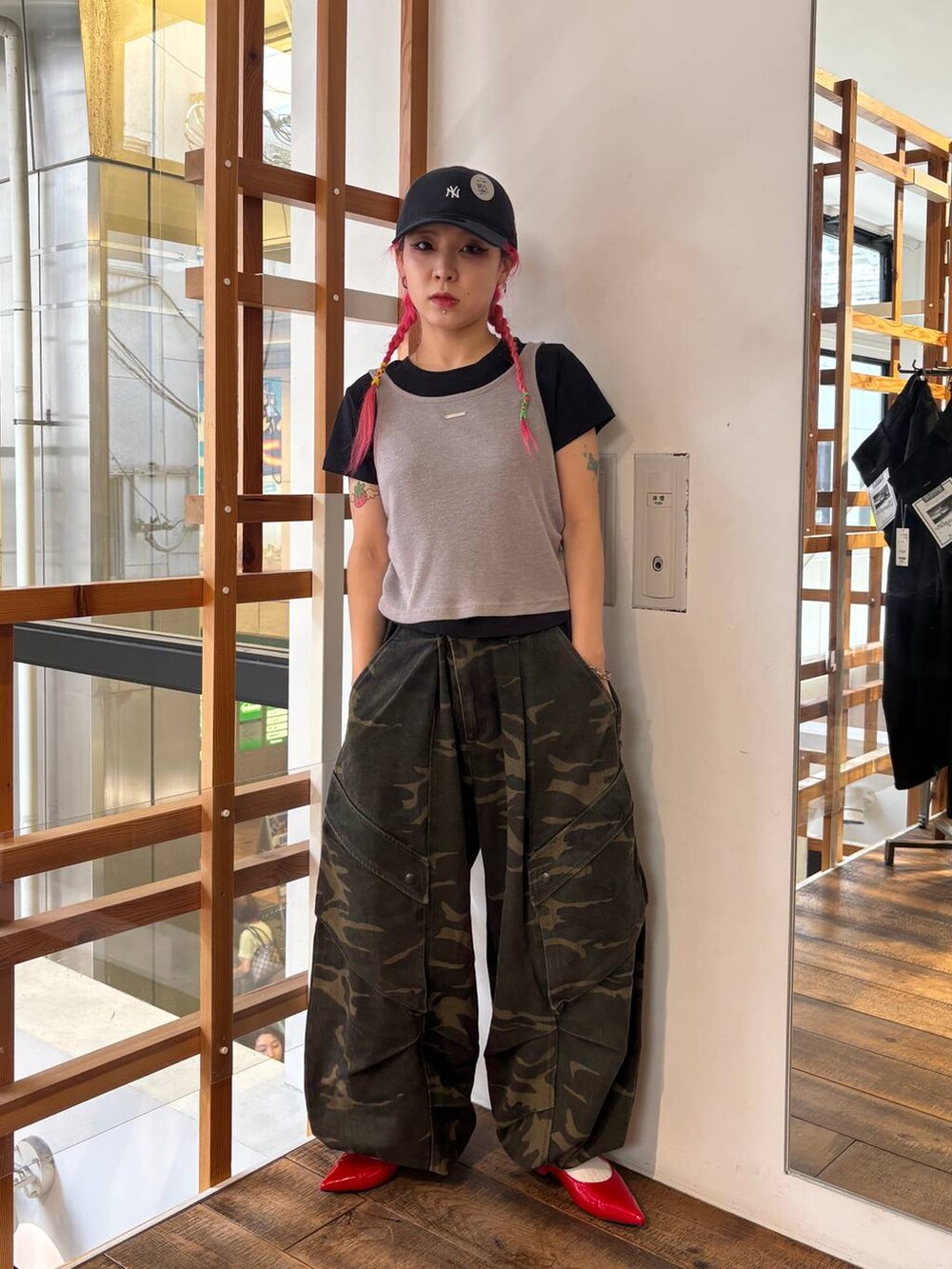 レッド系のパンプス、グリーン系のその他パンツ、ブルー系のTシャツ/カットソーを着用したレディースの夏コーディネートの6枚目の写真