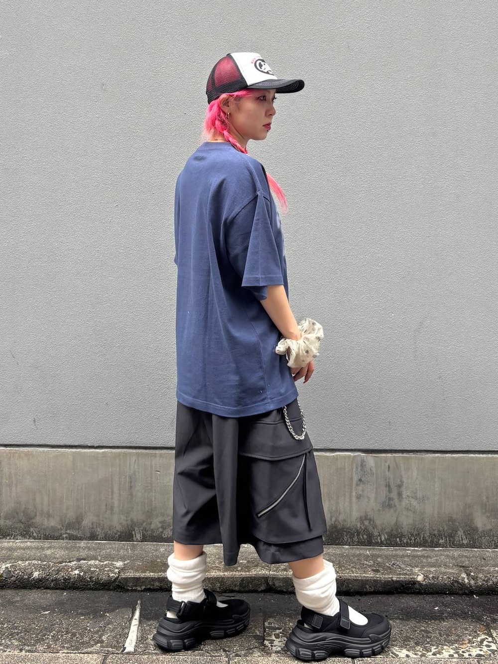 ブラック系のサンダル、グレー系のカーゴパンツ、ブルー系のTシャツ/カットソーを着用したレディースの春コーディネートの5枚目の写真