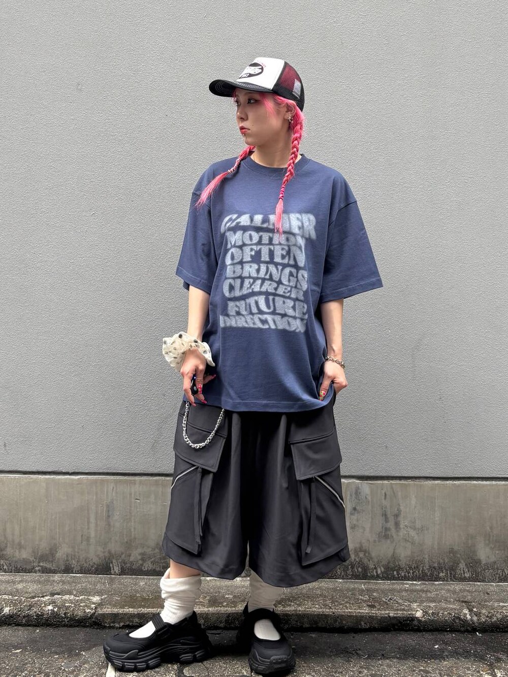 ブラック系のサンダル、グレー系のカーゴパンツ、ブルー系のTシャツ/カットソーを着用したレディースの春コーディネートの2枚目の写真