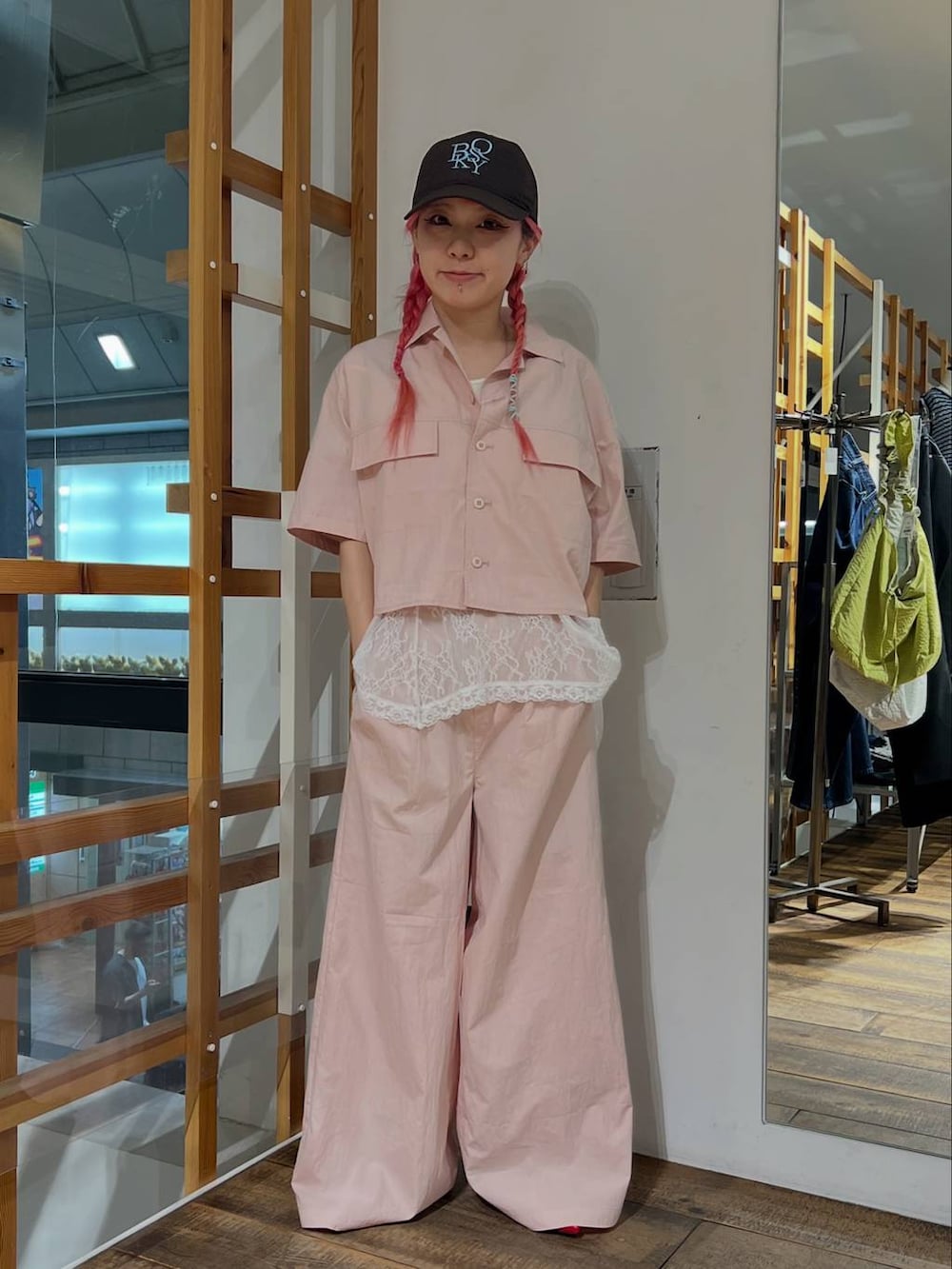 ホワイト系のTシャツ/カットソー、ピンク系のその他パンツ、ピンク系のシャツ/ブラウスを着用したレディースの夏コーディネートの3枚目の写真