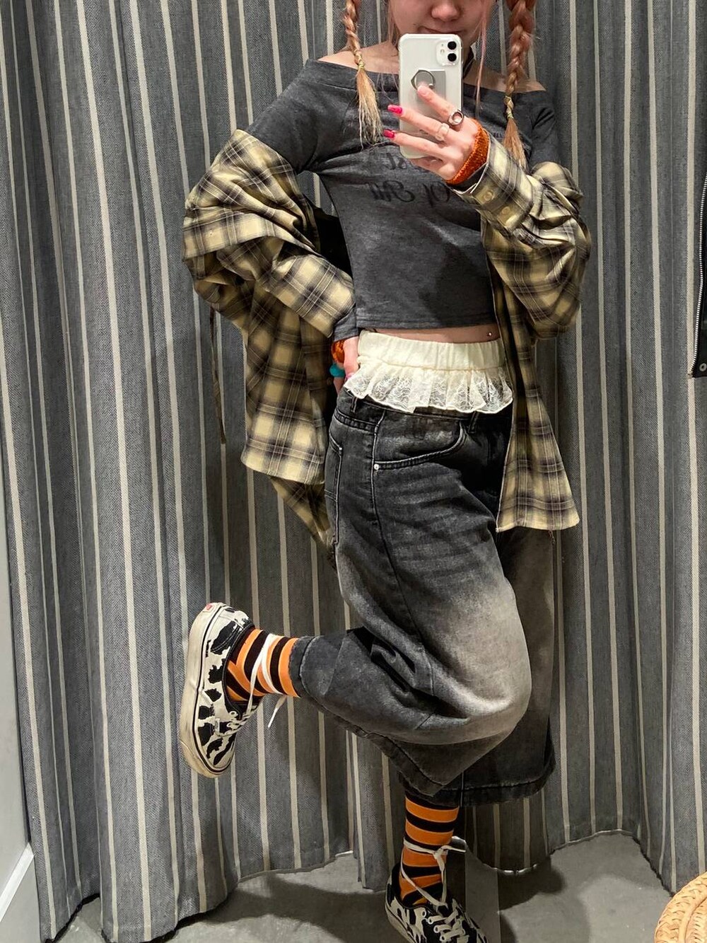 ベージュ系のその他パンツ、ブラック系のデニムパンツ、グレー系のTシャツ/カットソーを着用したレディースの冬コーディネートの3枚目の写真