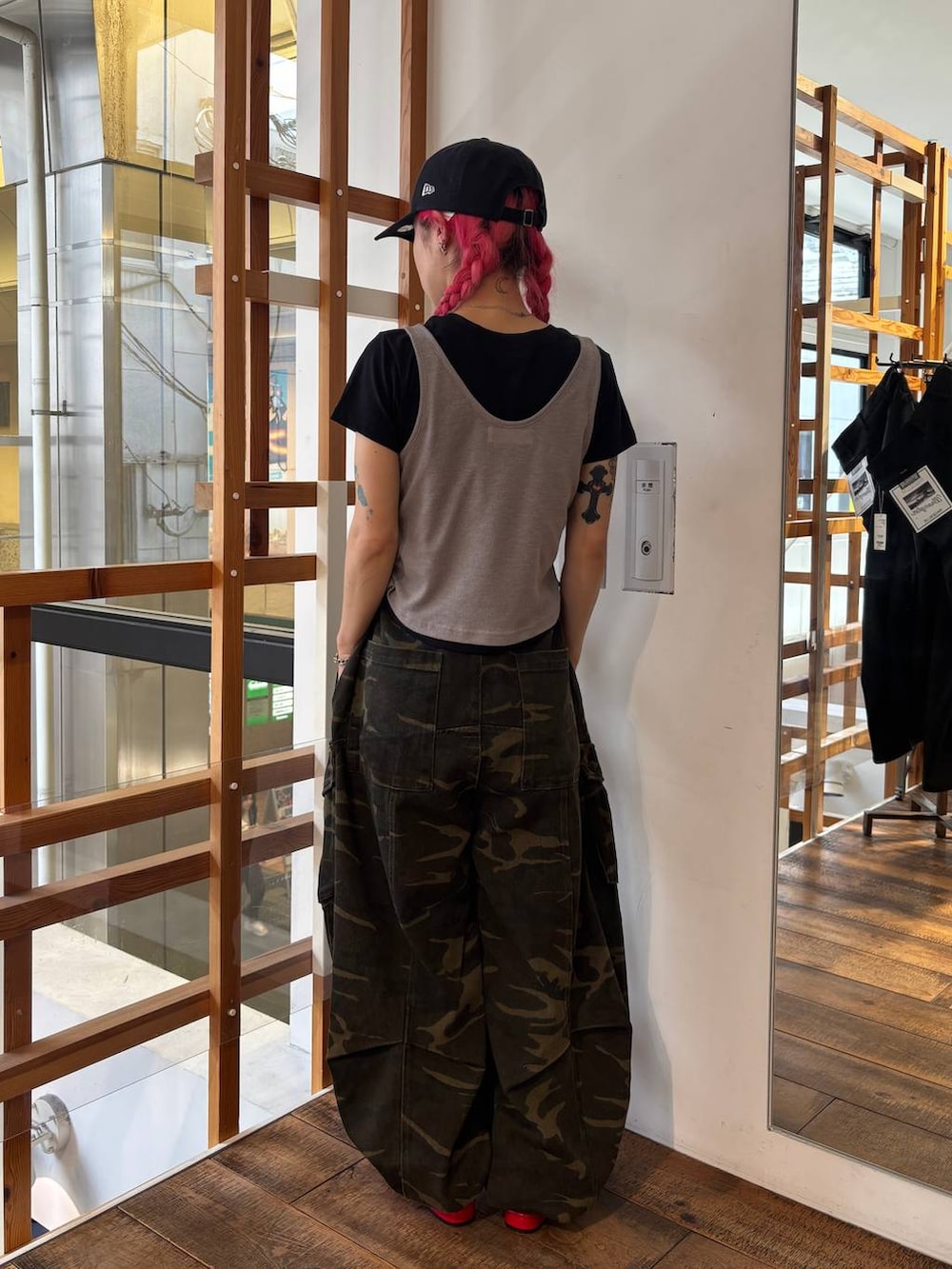 レッド系のパンプス、グリーン系のその他パンツ、ブルー系のTシャツ/カットソーを着用したレディースの夏コーディネートの7枚目の写真