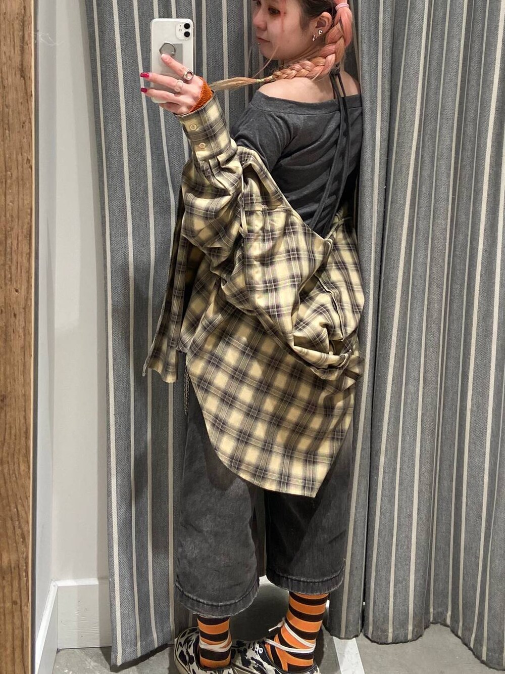 ベージュ系のその他パンツ、ブラック系のデニムパンツ、グレー系のTシャツ/カットソーを着用したレディースの冬コーディネートの2枚目の写真