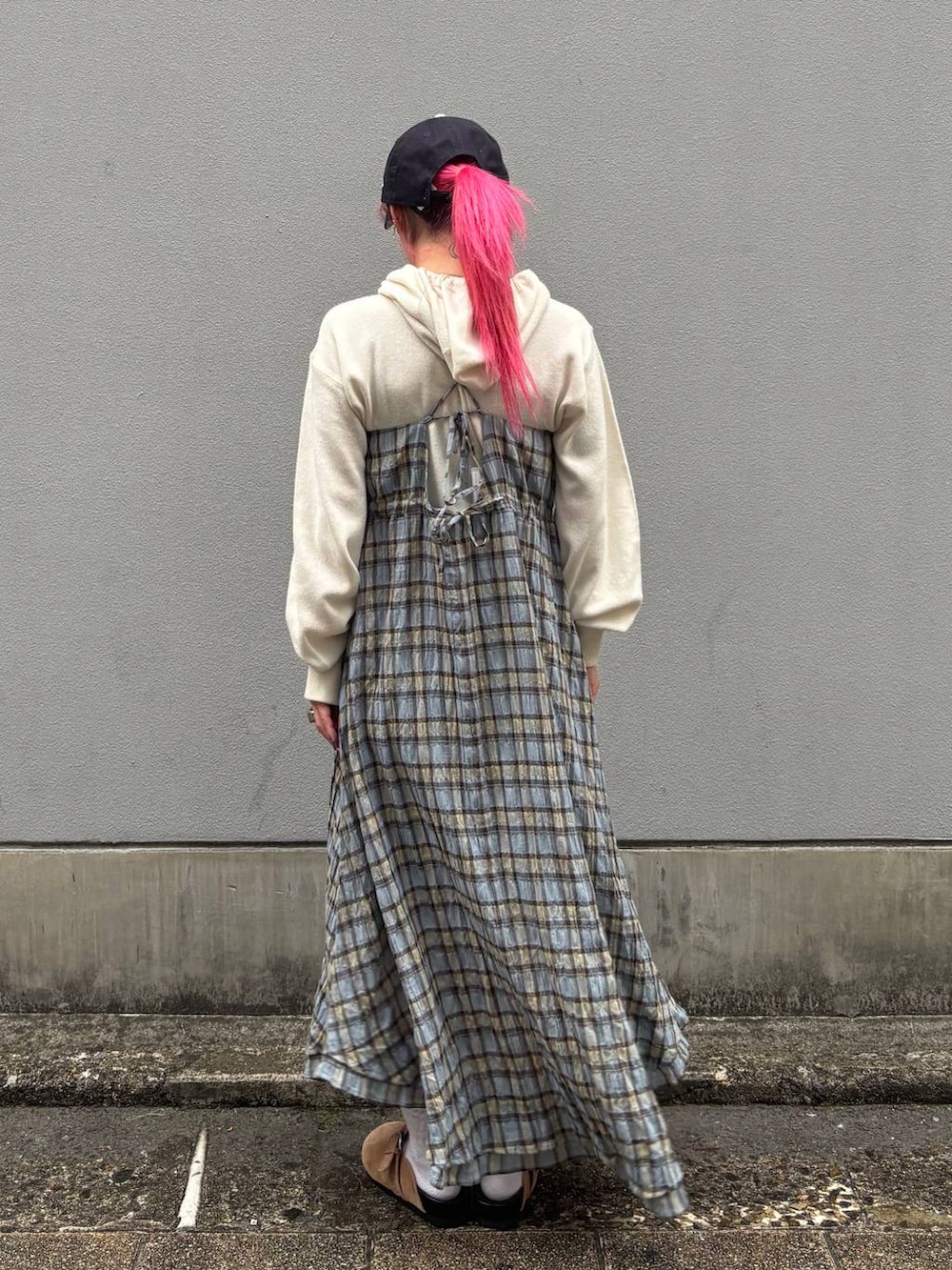 ホワイト系のパーカー、ベージュ系のモカシン/デッキシューズ、ブルー系のワンピースを着用したレディースの春コーディネートの4枚目の写真