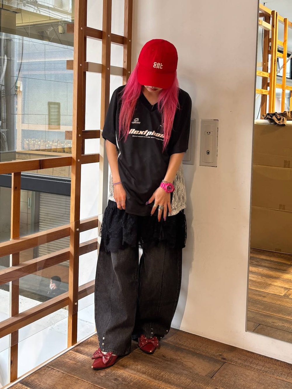 ブラック系のワンピース、ブラック系のTシャツ/カットソー、グレー系のデニムパンツを着用したレディースの夏コーディネートの6枚目の写真