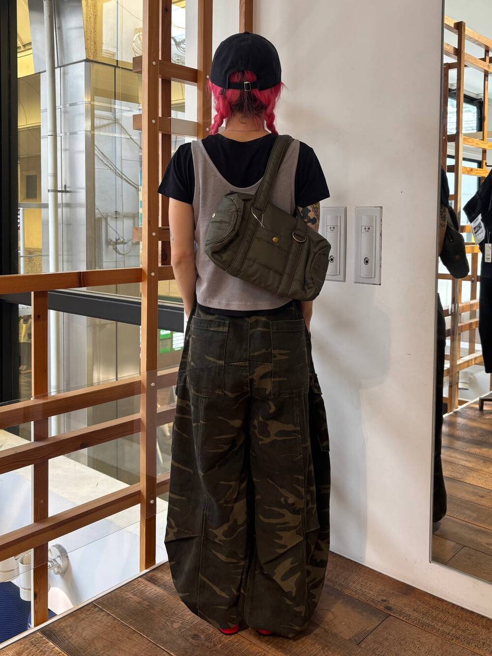 レッド系のパンプス、グリーン系のその他パンツ、ブルー系のTシャツ/カットソーを着用したレディースの夏コーディネートの4枚目の写真