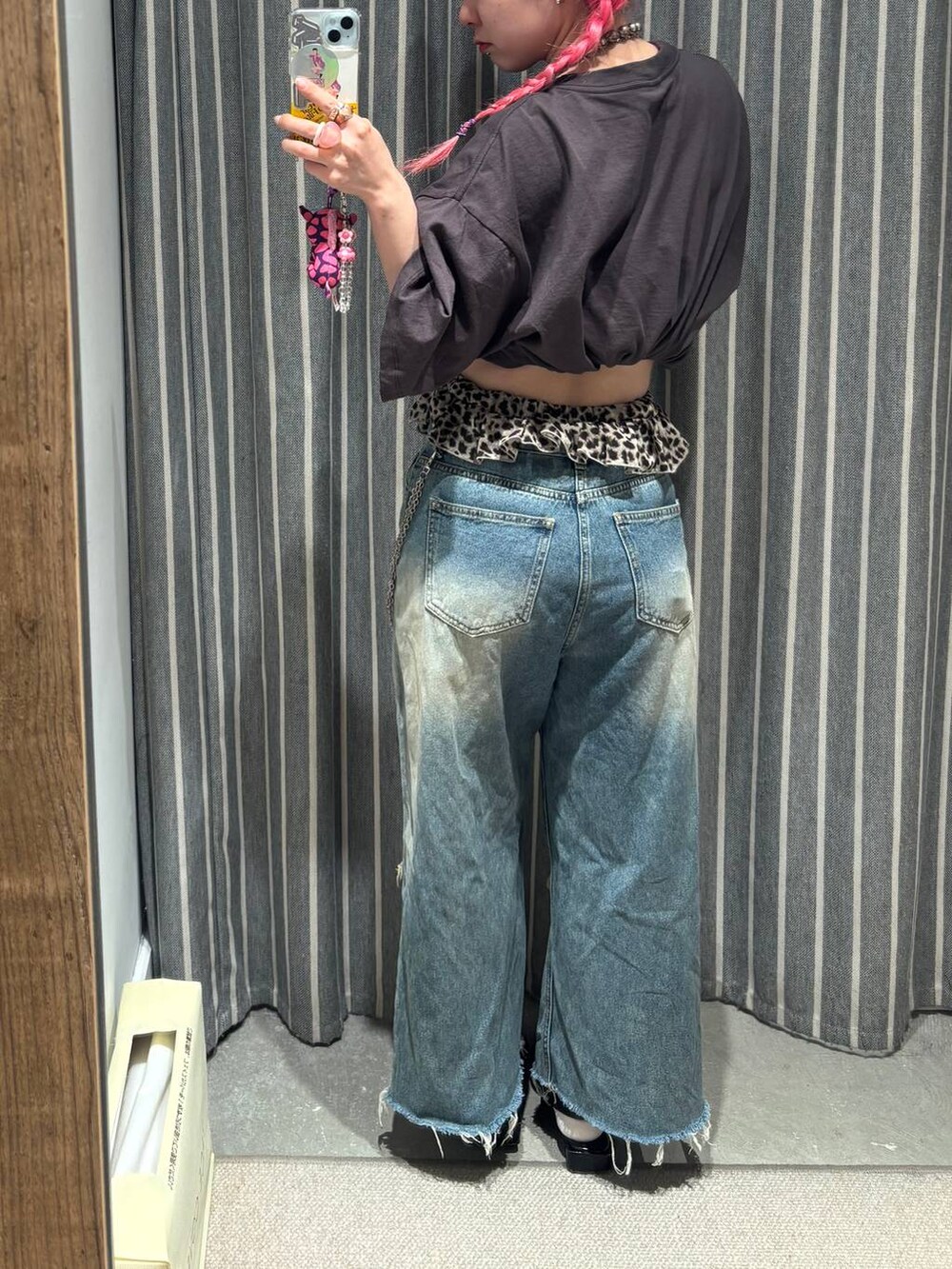 「個性派、差し色コーデ、FOREVER 21、レイヤードスタイル」｜「FOREVER 21の【2024SS】ダメージ加工デニム（デニムパンツ、ブルー系）」を使った、るったんさん（レディース・150cm）の春コーディネートの2枚目の写真