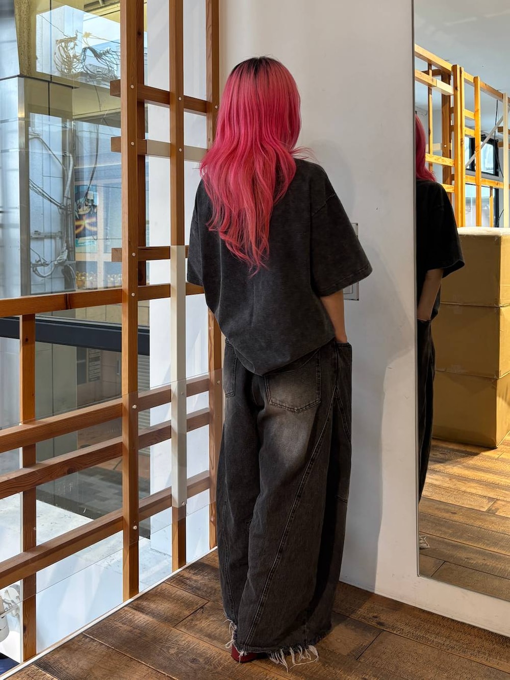 グレー系のTシャツ/カットソー、ブラック系のデニムパンツ、シルバー系のウォレットチェーンを着用したレディースの夏コーディネートの6枚目の写真