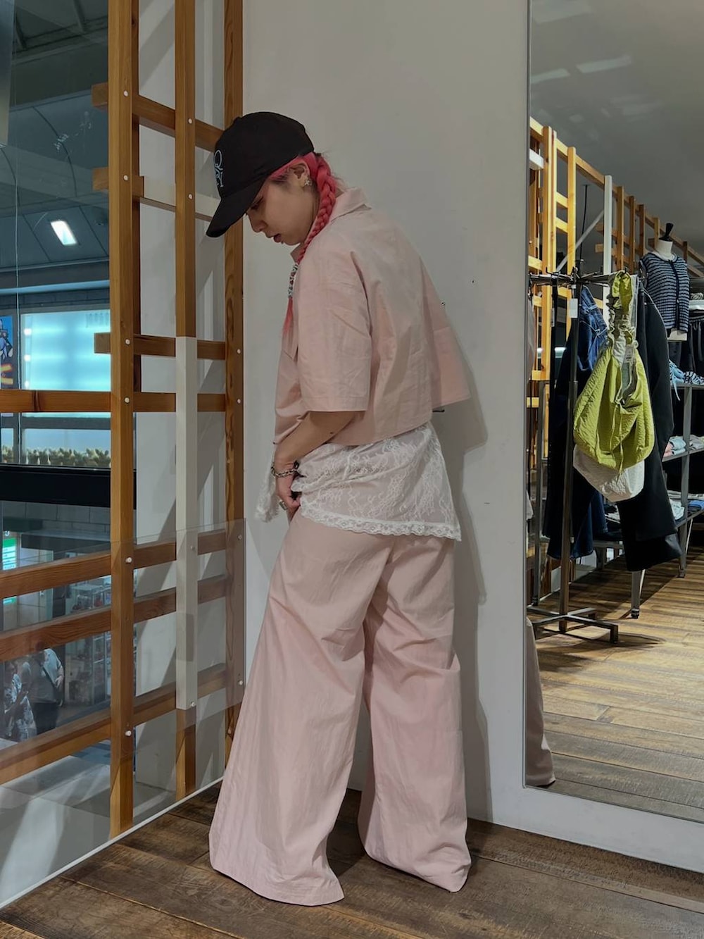 ホワイト系のTシャツ/カットソー、ピンク系のその他パンツ、ピンク系のシャツ/ブラウスを着用したレディースの夏コーディネートの5枚目の写真