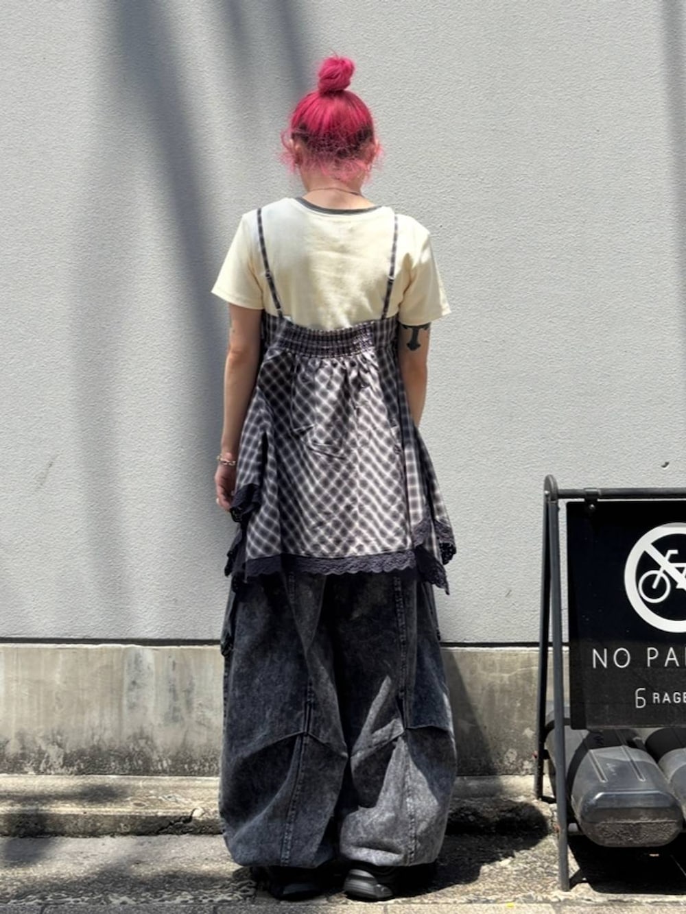 ブラック系のサンダル、ホワイト系のTシャツ/カットソー、ブルー系のキャミソールを着用したレディースの夏コーディネートの4枚目の写真