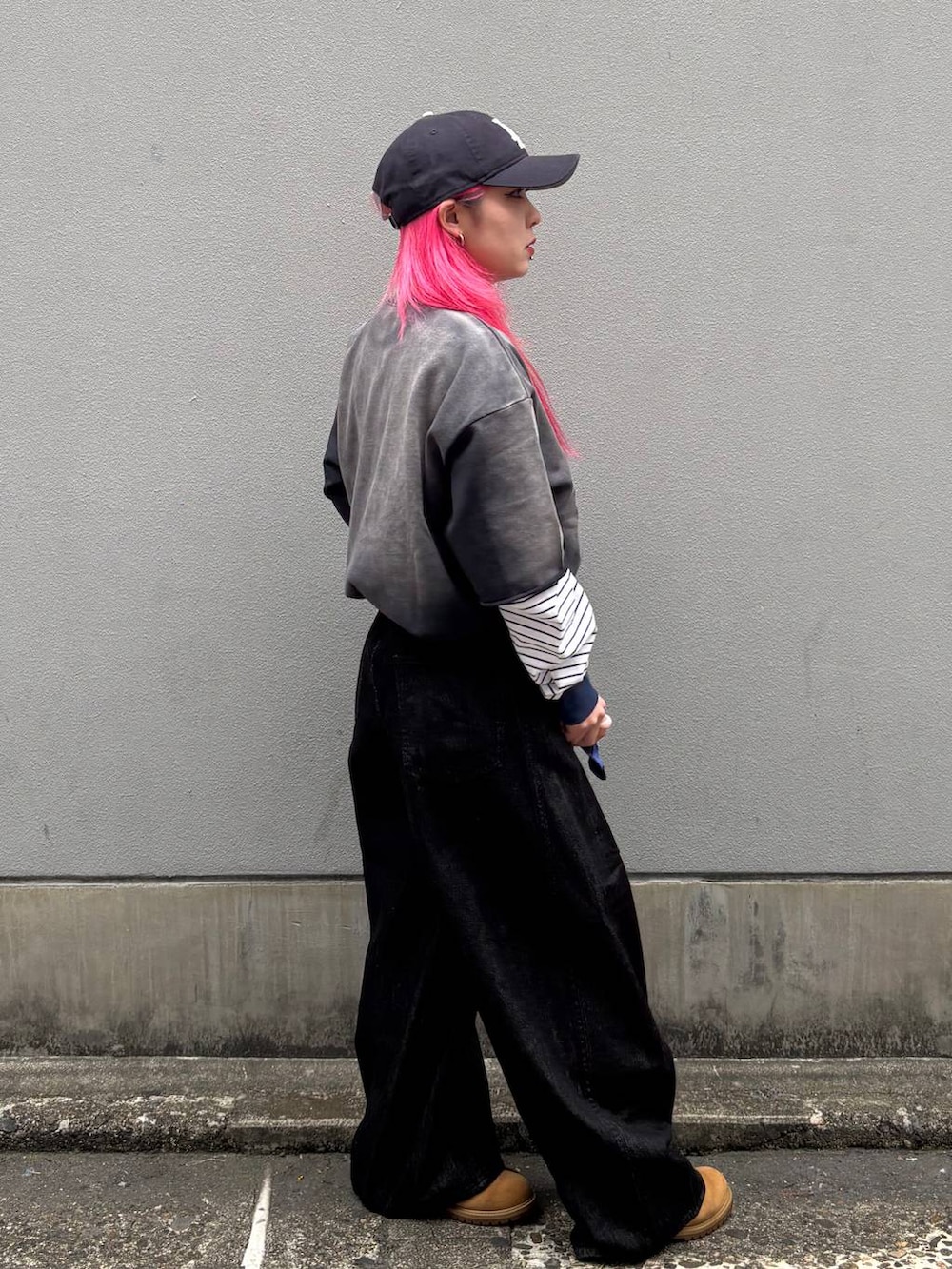 ホワイト系のTシャツ/カットソー、ブラック系のデニムパンツ、ブルー系のキャップを着用したレディースの春コーディネートの7枚目の写真