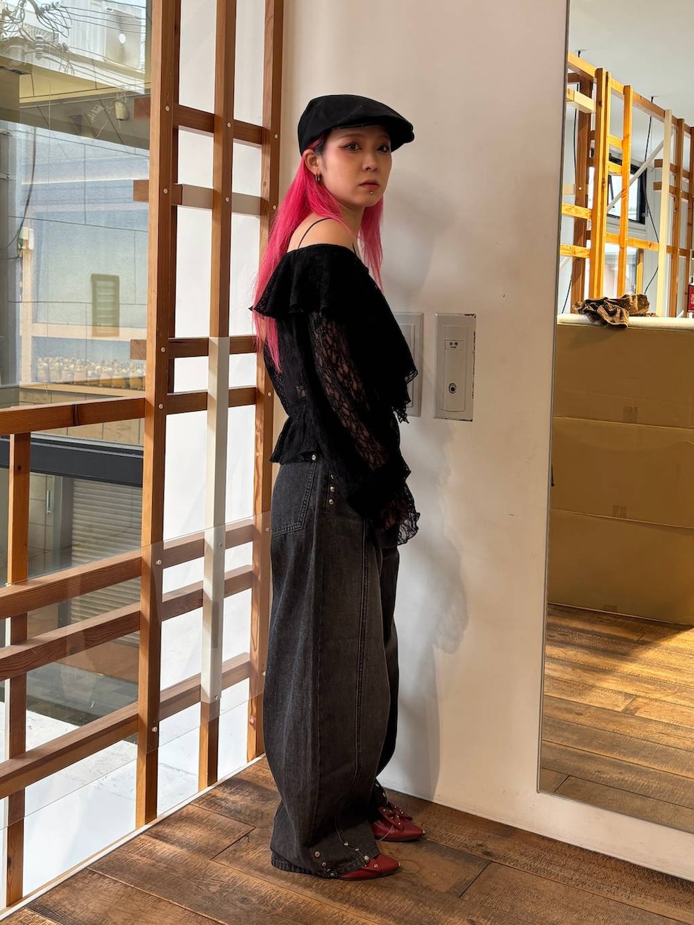 グレー系のデニムパンツ、ブラック系のシャツ/ブラウス、ブラック系のハンチング/ベレー帽を着用したレディースの夏コーディネートの7枚目の写真