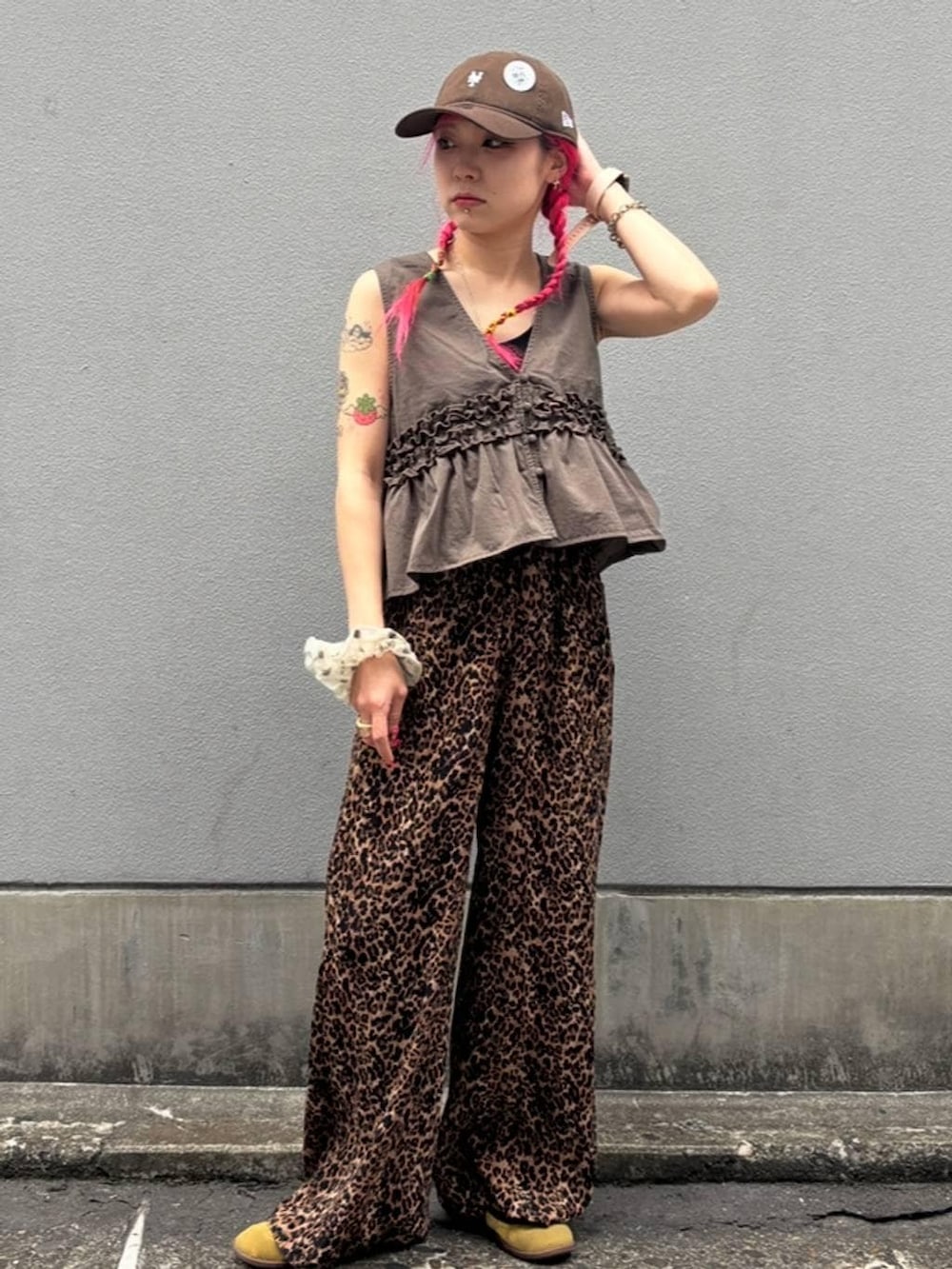 ブラウン系のキャップを着用したレディースの夏コーディネートの9枚目の写真