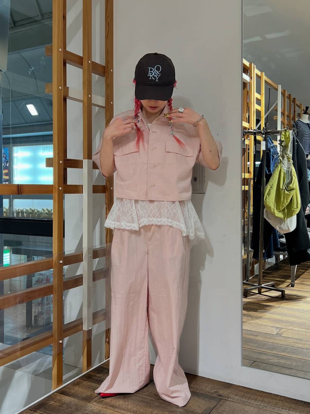 ホワイト系のTシャツ/カットソー、ピンク系のその他パンツ、ピンク系のシャツ/ブラウスを着用したレディースの夏コーディネートの6枚目の写真