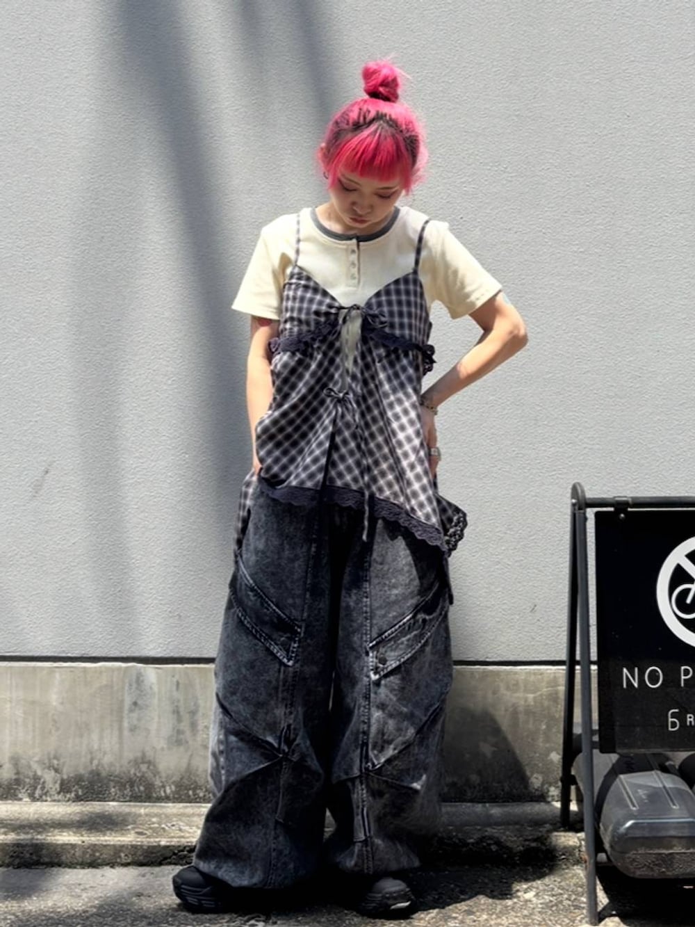 ブラック系のサンダル、ホワイト系のTシャツ/カットソー、ブルー系のキャミソールを着用したレディースの夏コーディネートの7枚目の写真