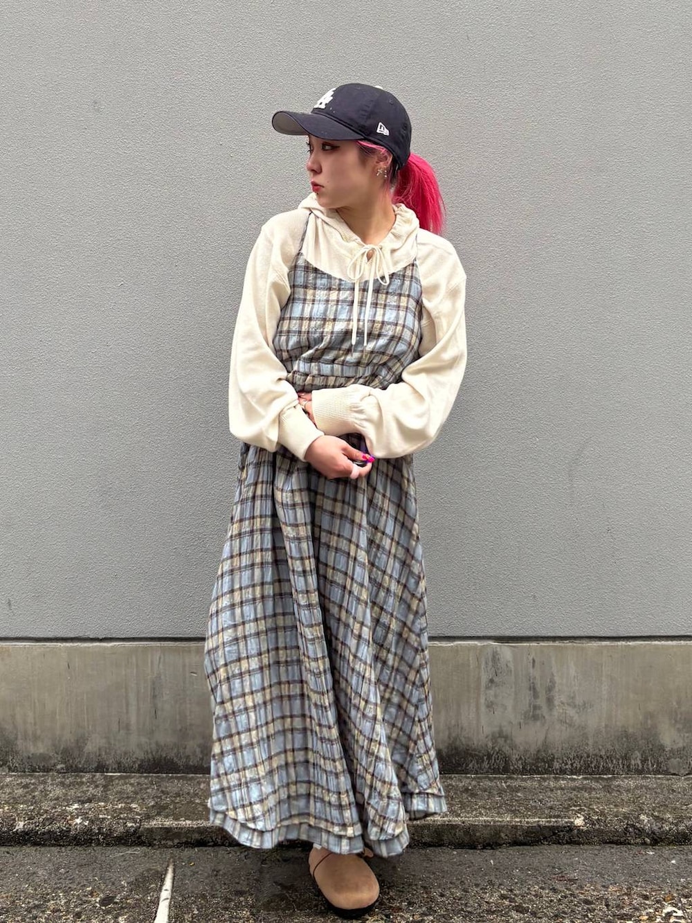 ホワイト系のパーカー、ベージュ系のモカシン/デッキシューズ、ブルー系のワンピースを着用したレディースの春コーディネートの6枚目の写真