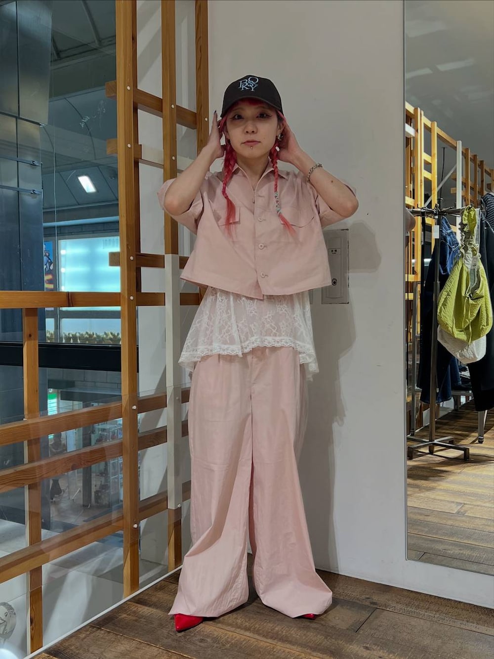 ホワイト系のTシャツ/カットソー、ピンク系のその他パンツ、ピンク系のシャツ/ブラウスを着用したレディースの夏コーディネートの4枚目の写真