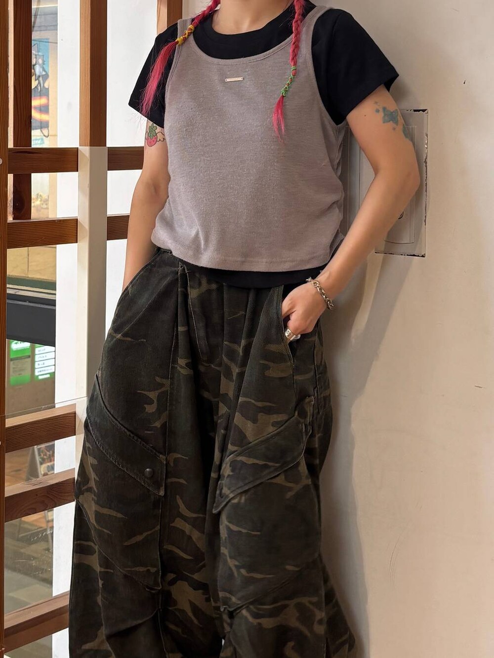 レッド系のパンプス、グリーン系のその他パンツ、ブルー系のTシャツ/カットソーを着用したレディースの夏コーディネートの9枚目の写真