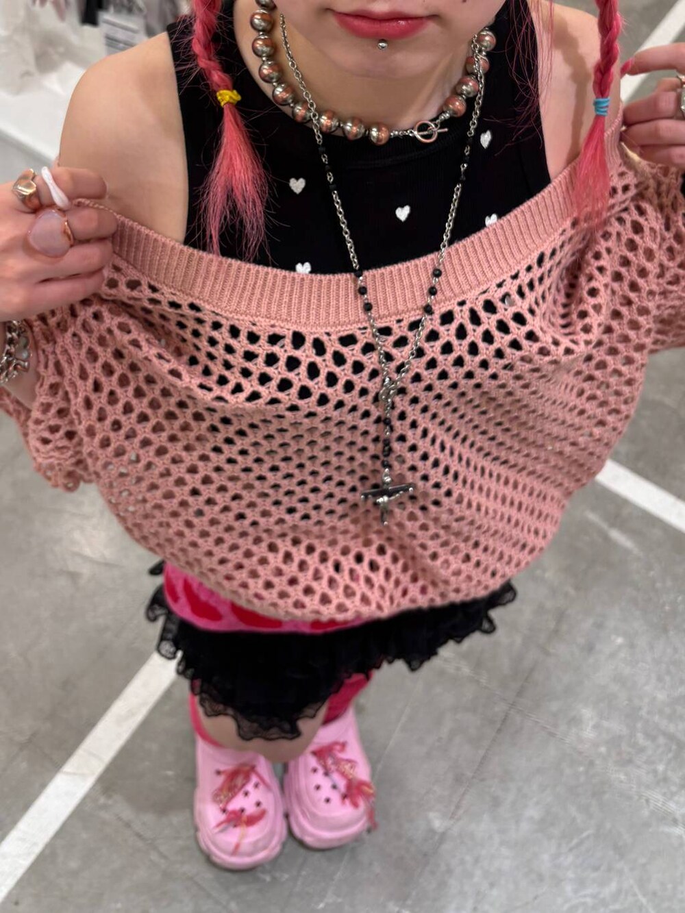 ブラック系のその他パンツ、ピンク系のニット/セーター、ブラック系のタンクトップを着用したレディースの春コーディネートの2枚目の写真