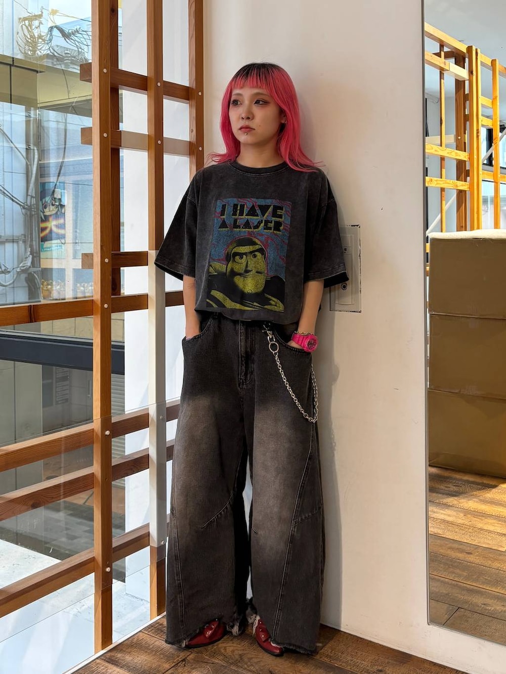 グレー系のTシャツ/カットソー、ブラック系のデニムパンツ、シルバー系のウォレットチェーンを着用したレディースの夏コーディネートの8枚目の写真
