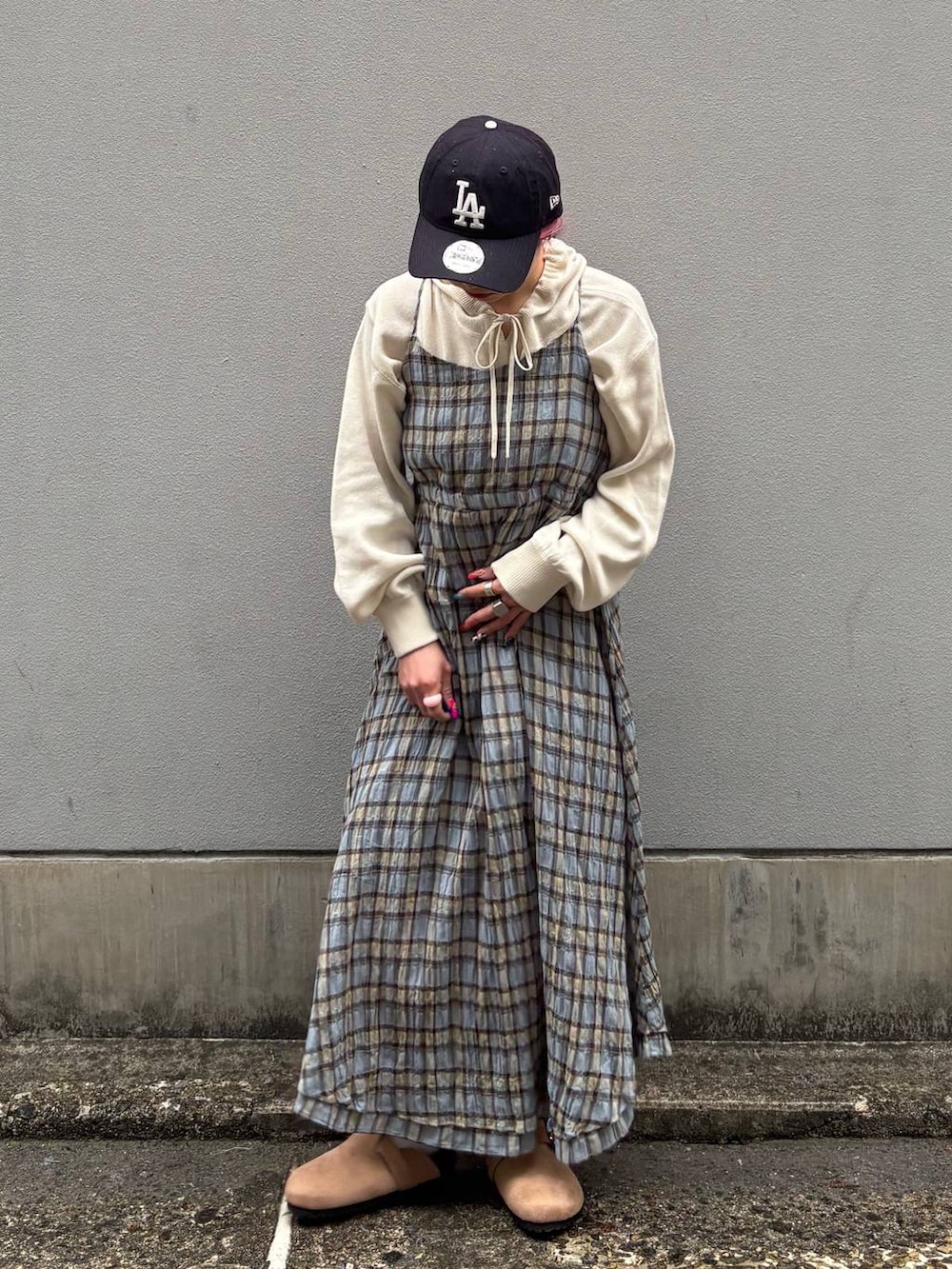 ホワイト系のパーカー、ベージュ系のモカシン/デッキシューズ、ブルー系のワンピースを着用したレディースの春コーディネートの5枚目の写真