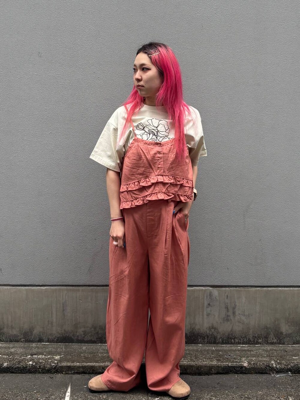 ベージュ系のモカシン/デッキシューズ、ホワイト系のTシャツ/カットソー、レッド系のキャミソールを着用したレディースの春コーディネートの2枚目の写真
