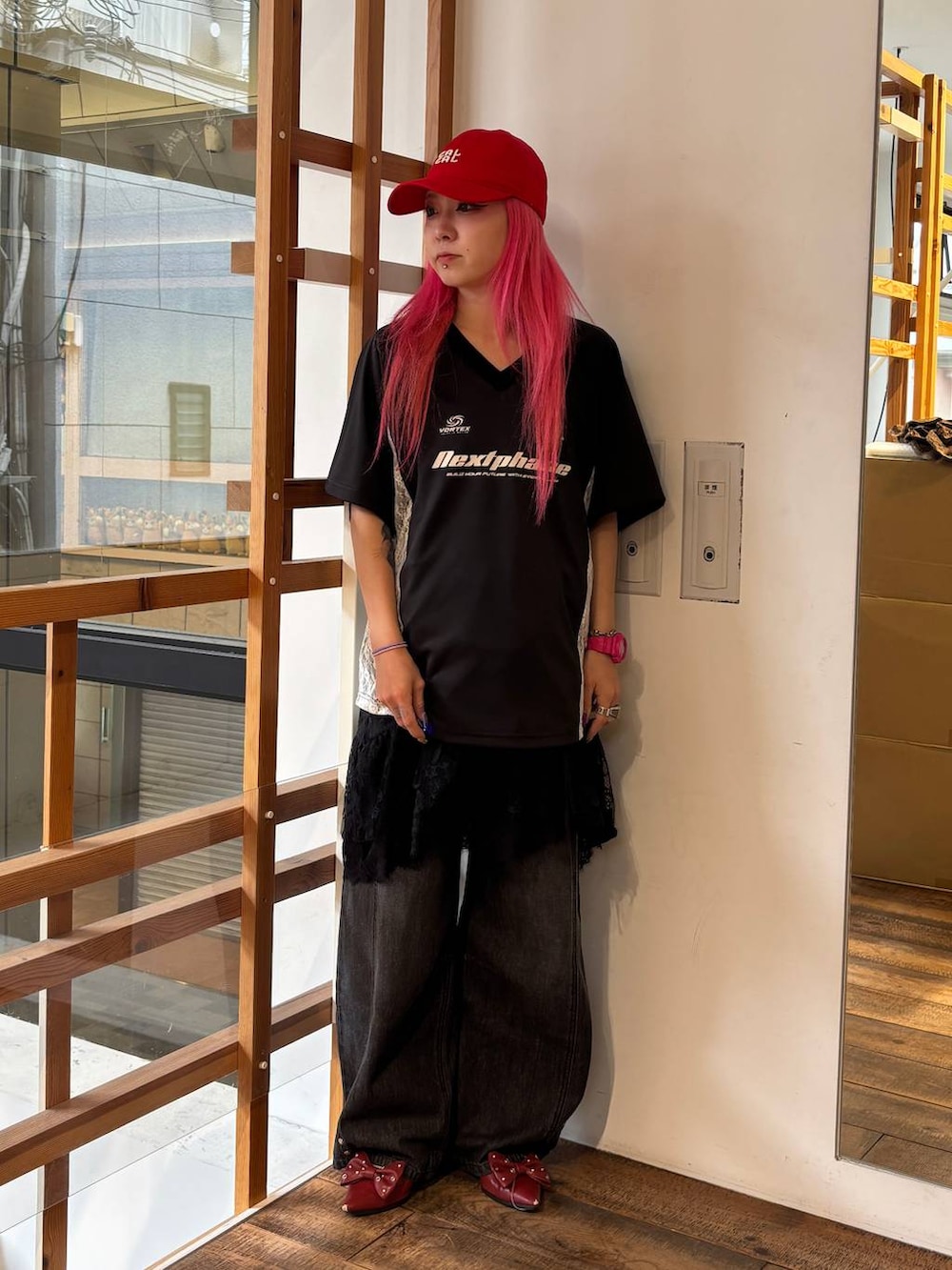 ブラック系のワンピース、ブラック系のTシャツ/カットソー、グレー系のデニムパンツを着用したレディースの夏コーディネートの2枚目の写真
