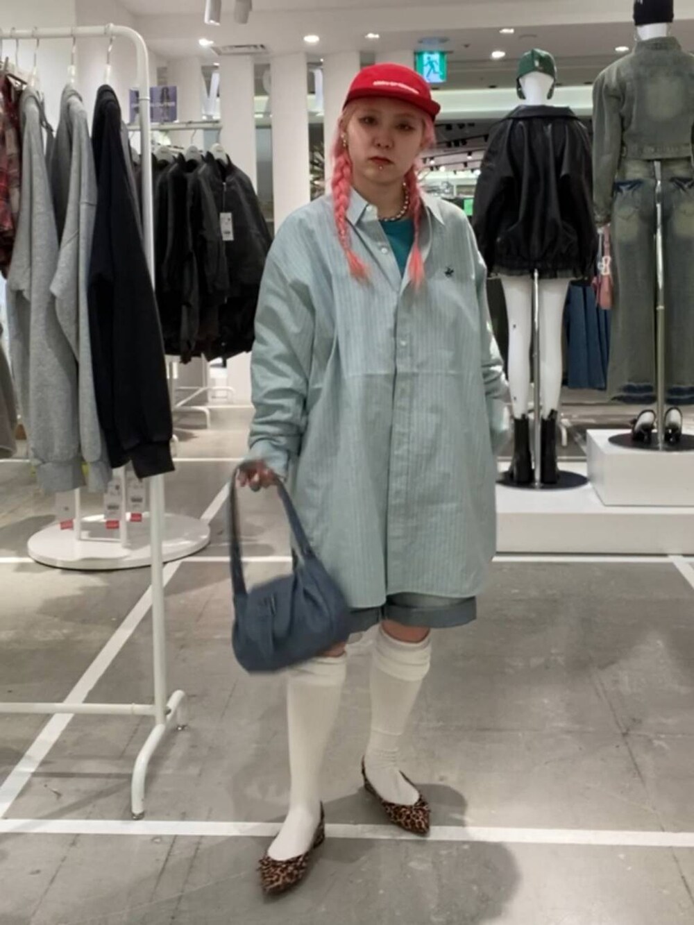 ブラック系のデニムパンツ、ブルー系のショルダーバッグ、グリーン系のシャツ/ブラウスを着用したレディースの春コーディネートの2枚目の写真