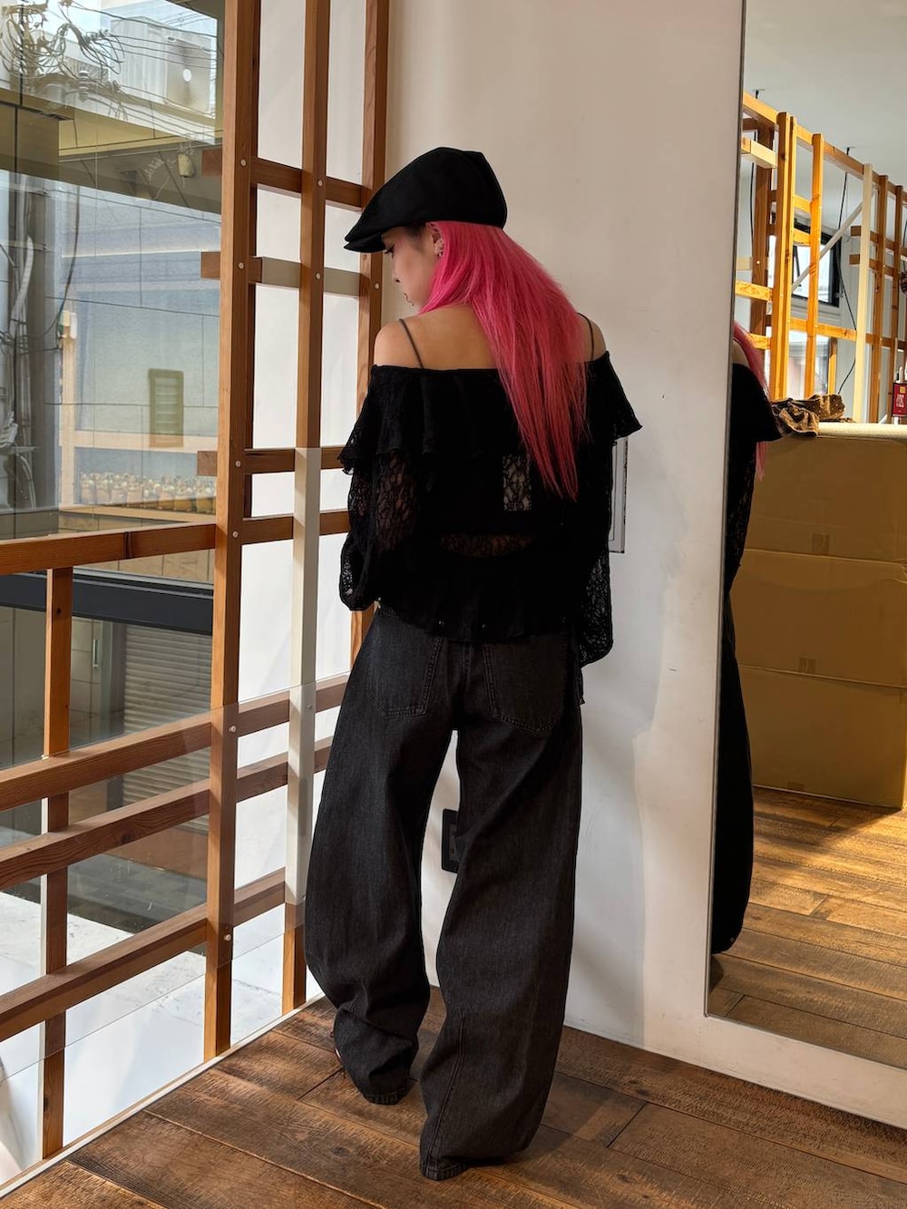 グレー系のデニムパンツ、ブラック系のシャツ/ブラウス、ブラック系のハンチング/ベレー帽を着用したレディースの夏コーディネートの3枚目の写真