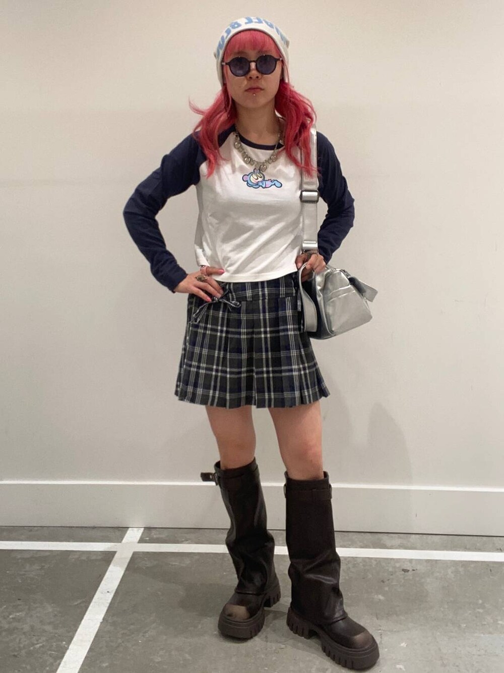 シルバー系のショルダーバッグ、ブルー系のTシャツ/カットソー、ブラウン系のブーツを着用したレディースの秋コーディネートの2枚目の写真