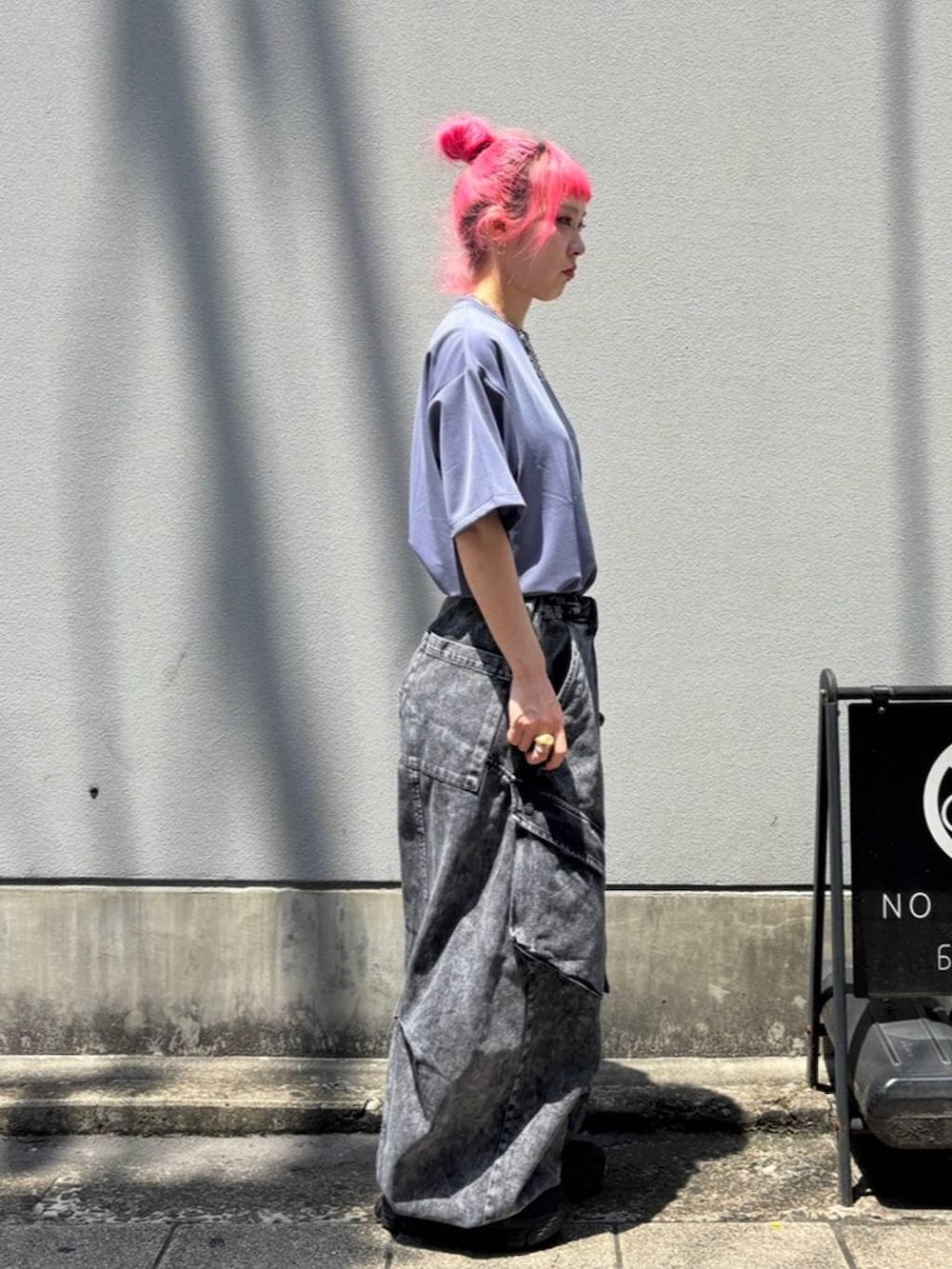ブラック系のサンダル、ブルー系のTシャツ/カットソー、ブラック系のキャップを着用したレディースの夏コーディネートの2枚目の写真
