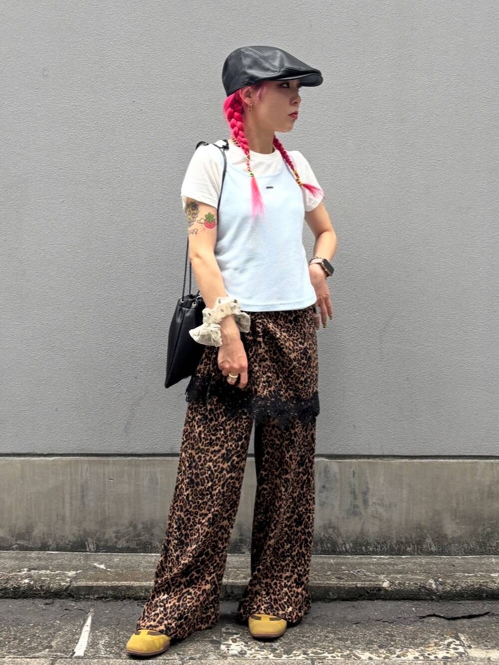 ブラック系のショルダーバッグ、ホワイト系のTシャツ/カットソー、その他のハンチング/ベレー帽を着用したレディースの夏コーディネートの7枚目の写真