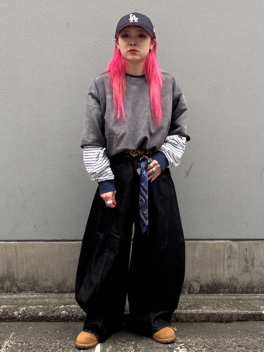 ホワイト系のTシャツ/カットソー、ブラック系のデニムパンツ、ブルー系のキャップを着用したレディースの春コーディネートの6枚目の写真