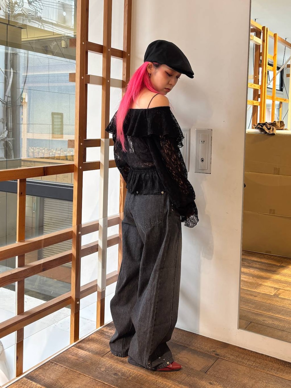 グレー系のデニムパンツ、ブラック系のシャツ/ブラウス、ブラック系のハンチング/ベレー帽を着用したレディースの夏コーディネートの2枚目の写真